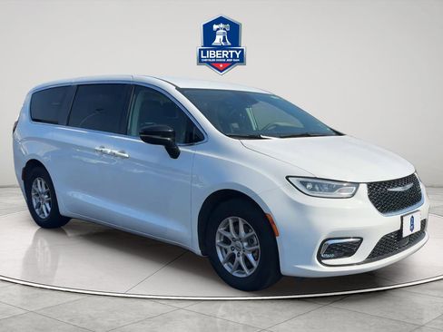 Used 2024 Chrysler Pacifica Touring-L FWD image 3