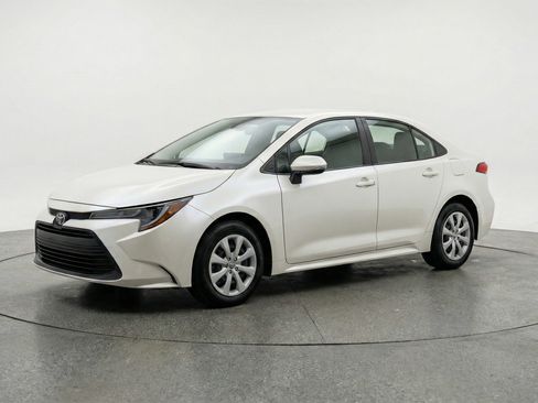 Used 2025 Toyota Corolla LE image 3