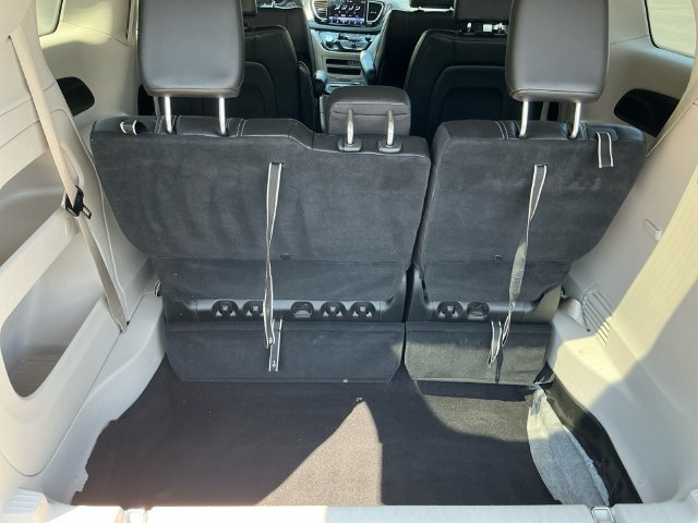 Used 2023 Chrysler Pacifica Touring-L FWD image 18