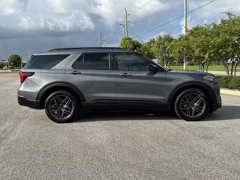 Used 2025 Ford Explorer ST AWD/4WD image 3