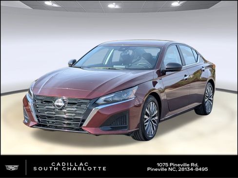 Used 2024 Nissan Altima 2.5 SV image 1