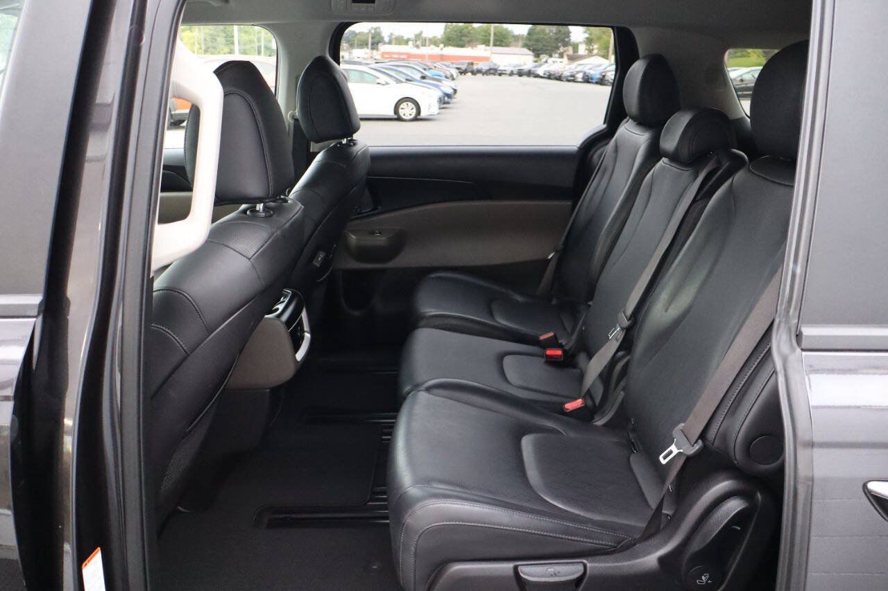 Used 2025 Kia Carnival FWD image 5