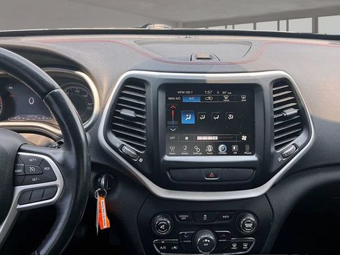 Used 2017 Jeep Cherokee Trailhawk AWD/4WD image 6
