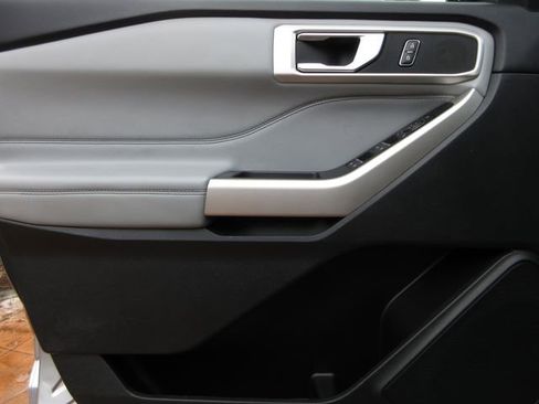 Certified 2022 Ford Explorer XLT w/ Equipment Group 202A image 9