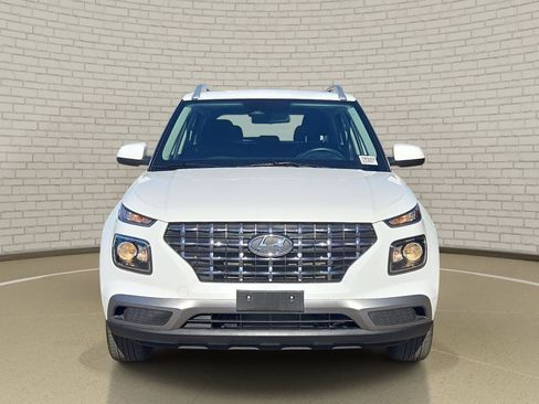 Used 2025 Hyundai Venue SEL FWD image 2