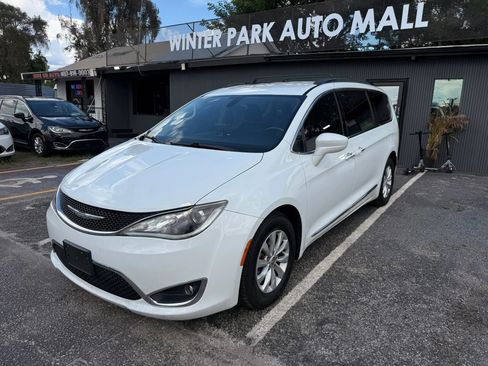 Used 2017 Chrysler Pacifica Touring-L FWD image 1