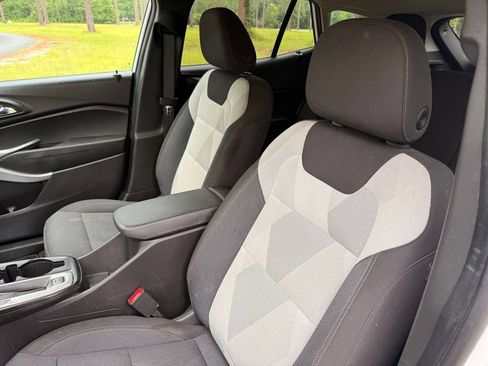 Used 2024 Chevrolet Trax LS w/ LS Convenience Package FWD image 12