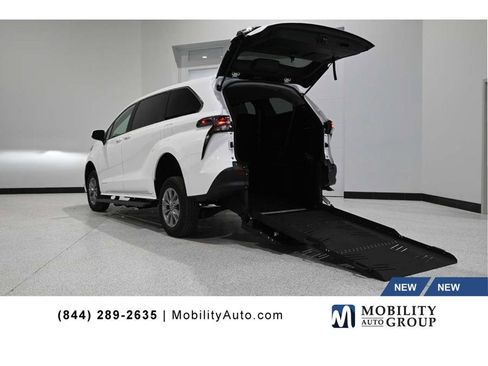 New 2025 Toyota Sienna LE image 1