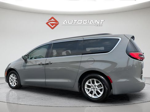 Used 2022 Chrysler Pacifica Touring-L FWD image 4
