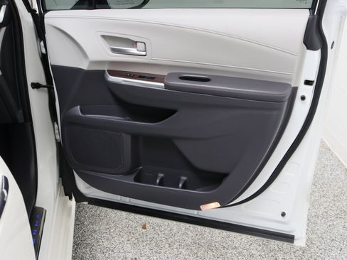 Used 2021 Toyota Sienna XLE FWD image 37