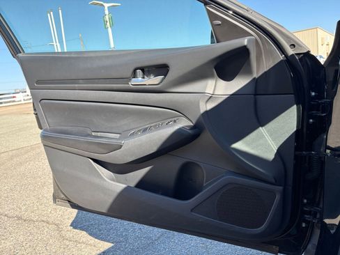 Used 2025 Nissan Altima 2.5 SV image 18