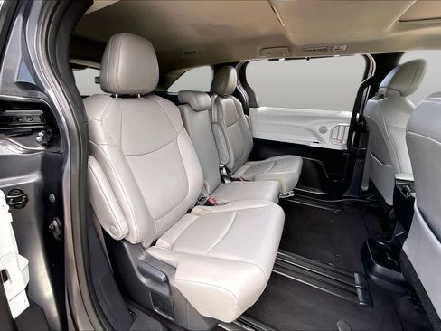 Used 2025 Toyota Sienna XLE FWD image 18