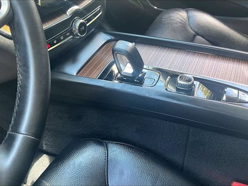 Certified 2023 Volvo XC60 B5 Plus w/ Climate Package AWD/4WD image 19