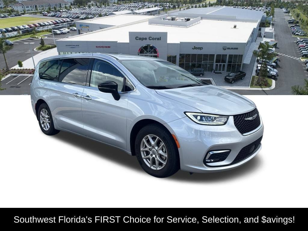 Used 2024 Chrysler Pacifica Touring-L FWD image 2