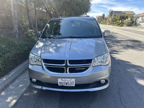Used 2019 Dodge Grand Caravan SXT image 2