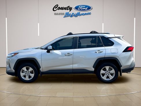 Used 2022 Toyota RAV4 XLE w/ Convenience Package AWD/4WD image 3