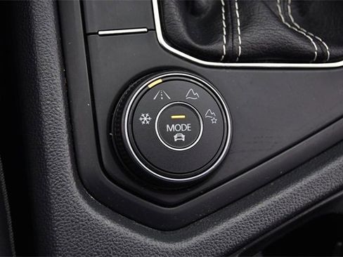 Certified 2022 Volkswagen Taos SE w/ Panoramic Sunroof Package image 17