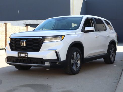 Used 2025 Honda Pilot EX-L image 2