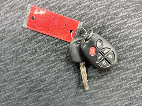 Used 2014 Toyota Sienna SE FWD image 33