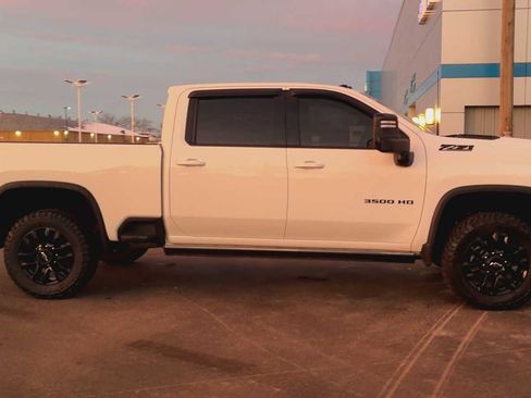 Used 2025 Chevrolet Silverado 3500 LTZ image 9