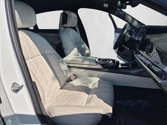 Used 2024 BMW 750e xDrive w/ Premium Package AWD/4WD image 21