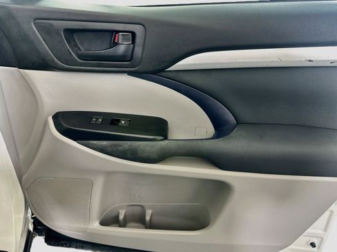Used 2019 Toyota Highlander LE FWD image 31