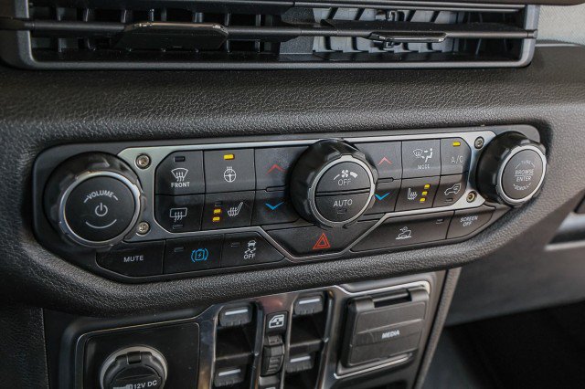 Used 2024 Jeep Wrangler Unlimited w/ Convenience Group AWD/4WD image 17