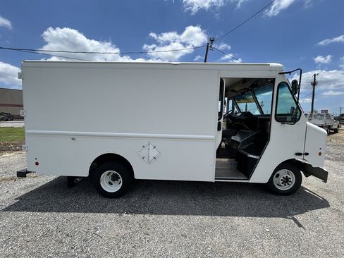 Used 2016 Ford E-350 and Econoline 350 Super Duty w/ A/C Prep Package RWD image 4