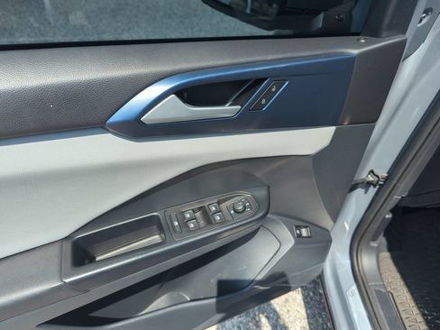 Used 2023 Volkswagen Taos SE w/ Panoramic Sunroof Package FWD image 19
