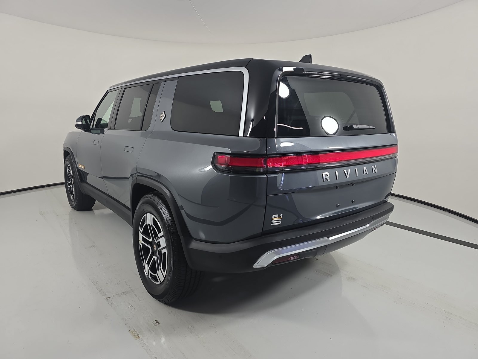Used 2023 Rivian R1S Launch Edition Quad AWD/4WD image 3