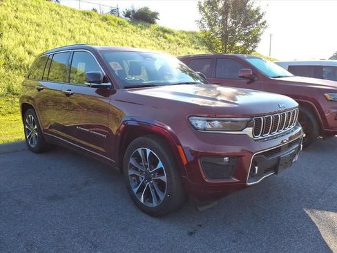 Used 2022 Jeep Grand Cherokee Overland w/ Luxury Tech Group IV AWD/4WD image 11