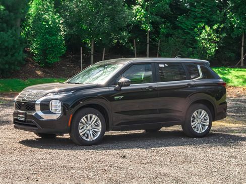 New 2025 Mitsubishi Outlander ES image 3