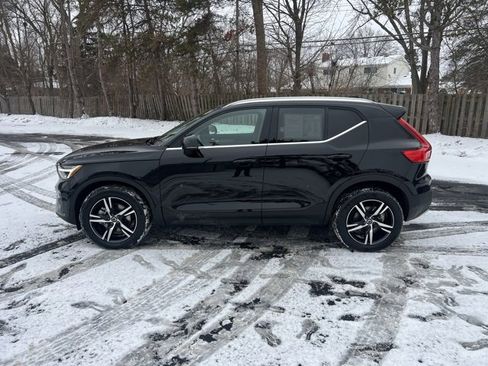 Used 2025 Volvo XC40 B5 Core image 8