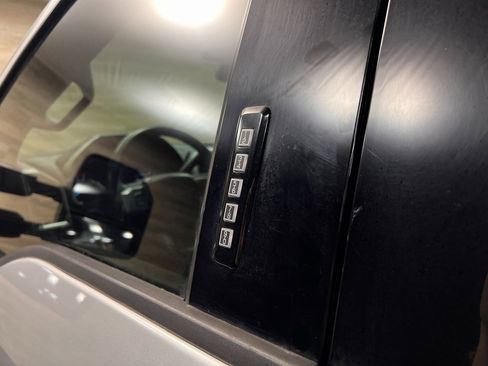 Used 2019 Ford F250 Lariat w/ Chrome Package image 29