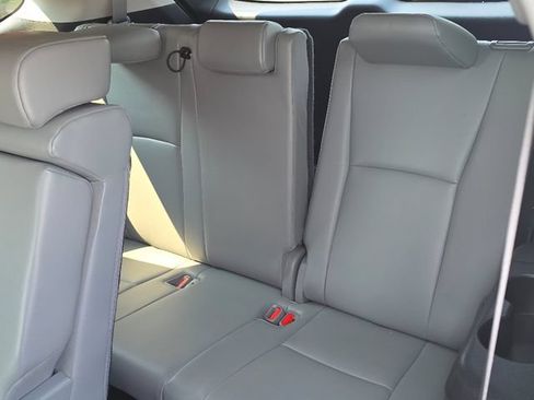 Used 2023 Toyota Highlander XLE AWD/4WD image 25