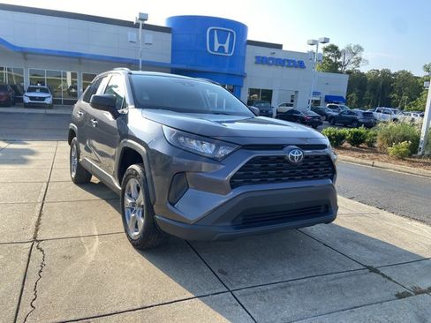 Used 2022 Toyota RAV4 LE AWD/4WD image 2