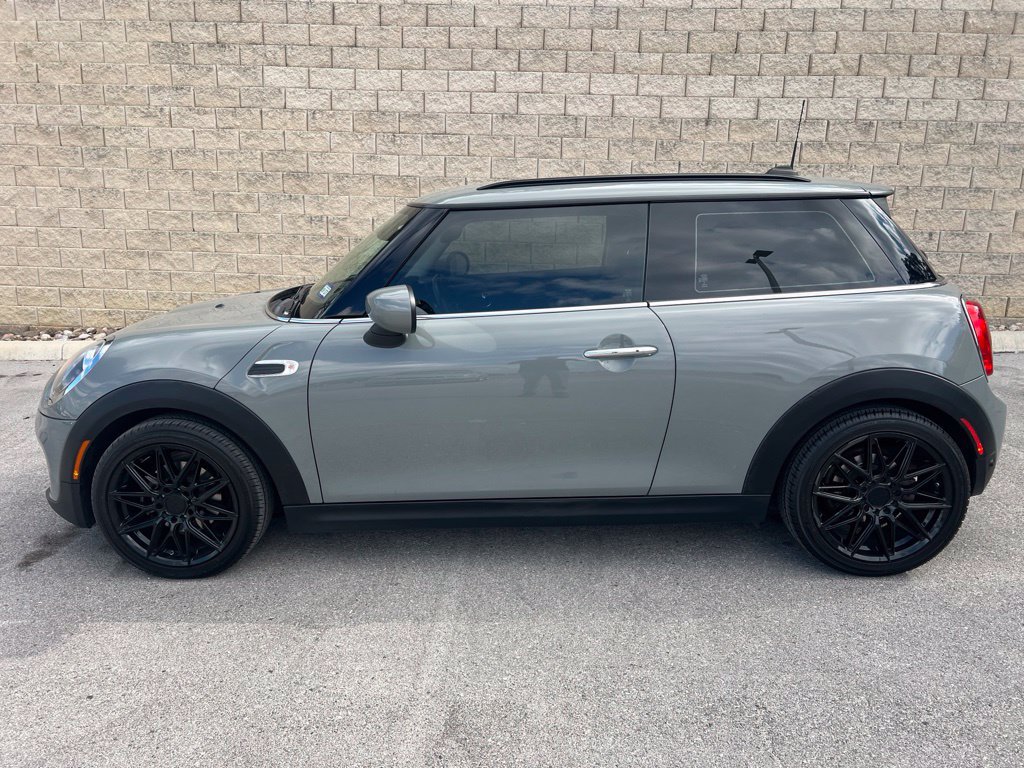 Used 2021 MINI Cooper 2-Door Hardtop w/ Storage Package FWD image 4