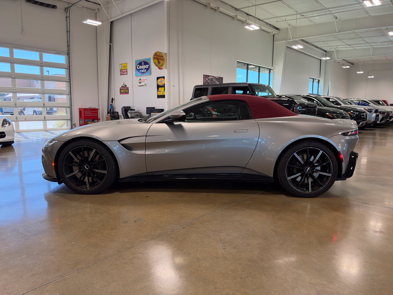 Used 2021 Aston Martin V8 Vantage Roadster RWD image 8