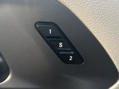 Used 2024 Chrysler Pacifica Touring-L image 21