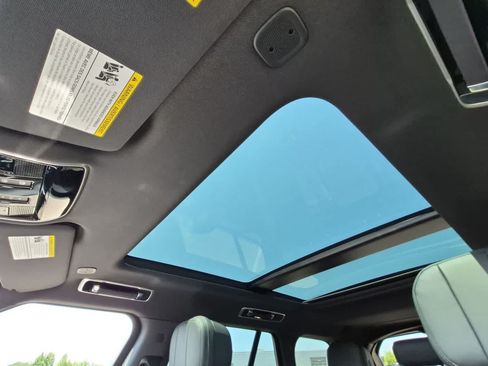 Certified 2025 Land Rover Range Rover SE AWD/4WD image 19