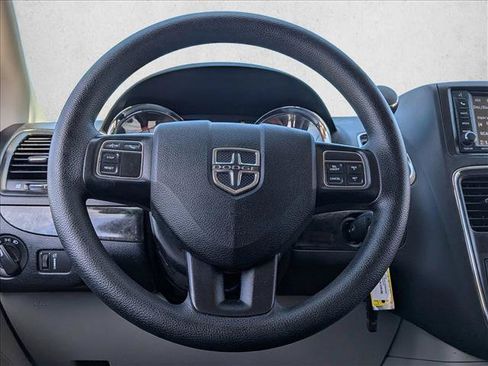 Used 2018 Dodge Grand Caravan SE w/ UConnect Hands-Free Group FWD image 12