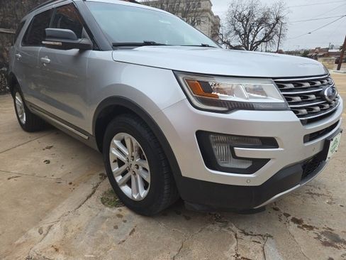 Used 2016 Ford Explorer XLT w/ Equipment Group 202A image 3