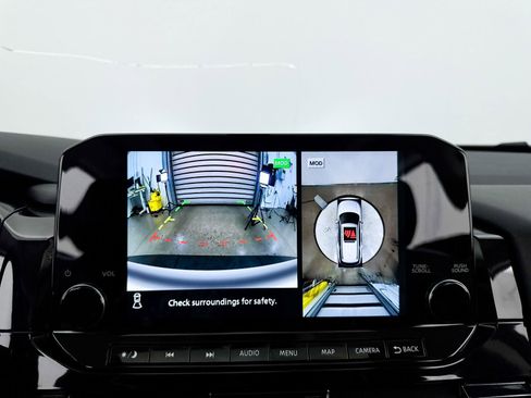 Used 2024 Nissan Pathfinder Platinum image 12