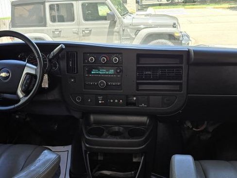 Used 2018 Chevrolet Express 2500 w/ Driver Convenience Package RWD image 9