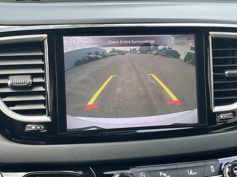 Used 2024 Chrysler Pacifica Touring-L image 14