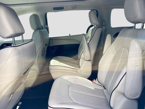 Used 2021 Chrysler Pacifica Limited image 28