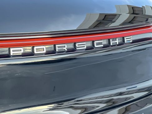 Certified 2022 Porsche Macan image 27