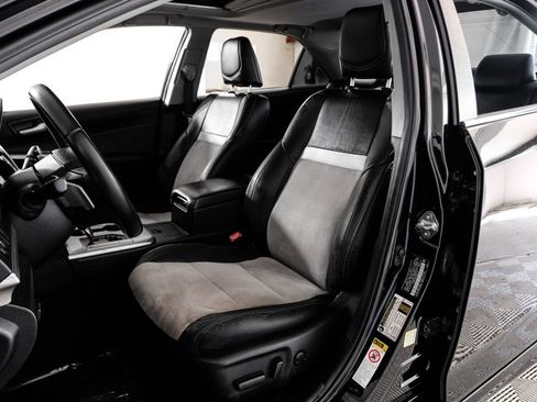 Used 2014 Toyota Camry SE w/ Leather Package image 32