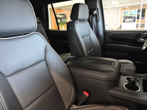 Used 2024 GMC Yukon SLT w/ SLT Luxury Package AWD/4WD image 8