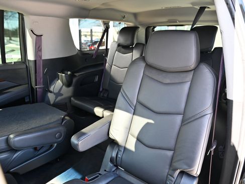 Used 2017 Cadillac Escalade ESV Luxury image 40